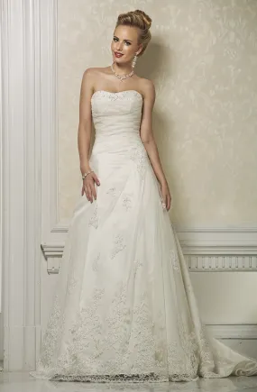 ---Online wedding dress made in Italy A line style with sweetheart neckline and draped bodice decorated with lace and sequin app