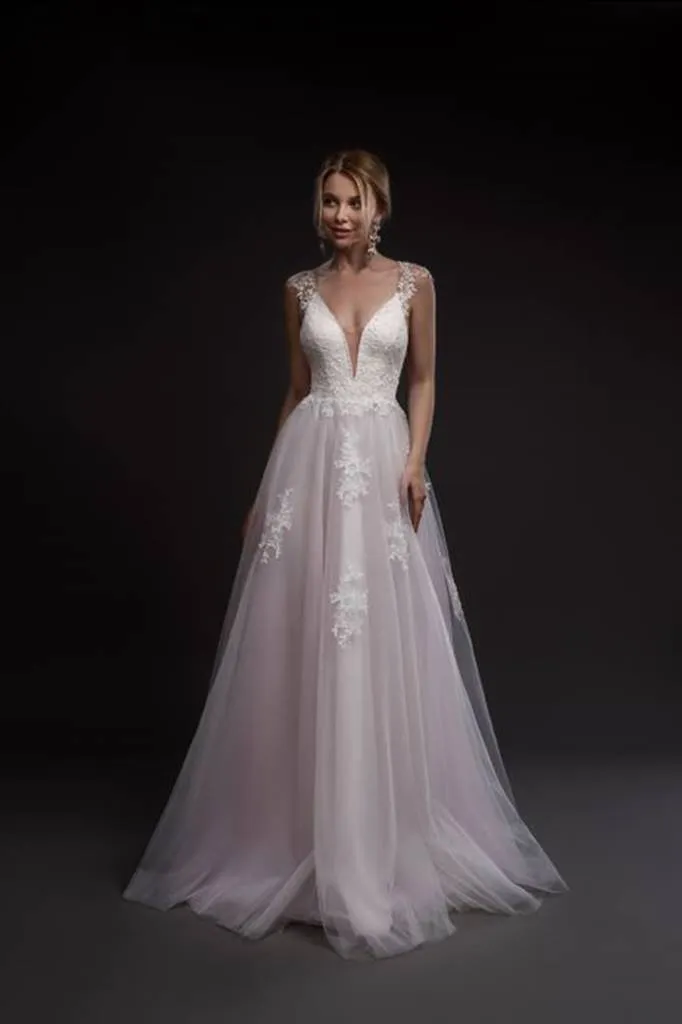 ---Tailored wedding dress dedicated to those who want a unique model, perfect for a wedding on the beach--