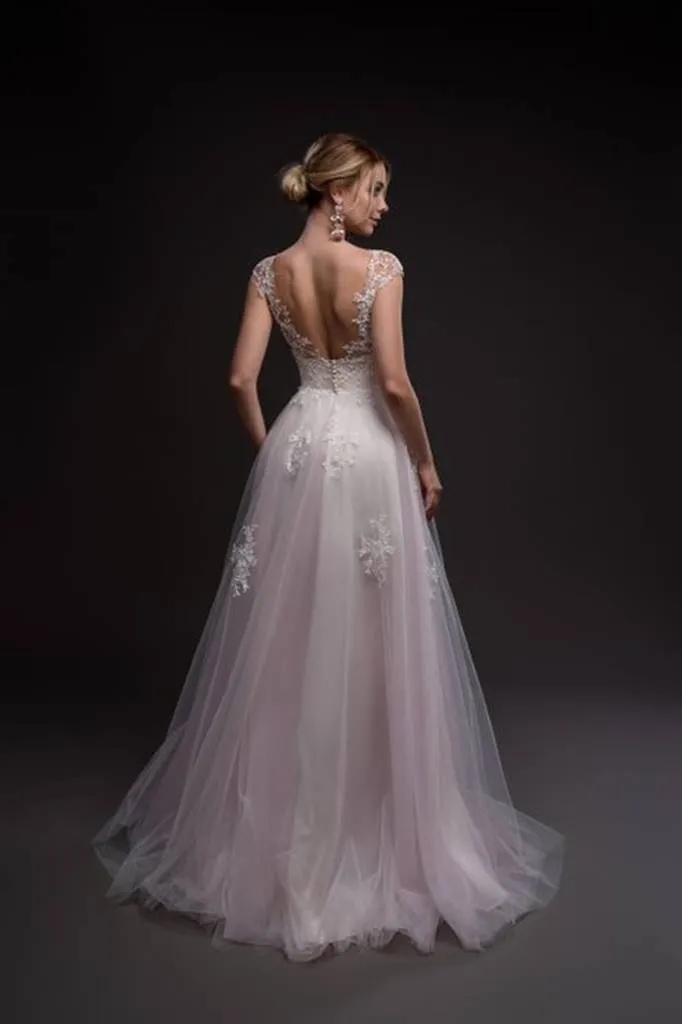 ---Tailored wedding dress dedicated to those who want a unique model, perfect for a wedding on the beach--