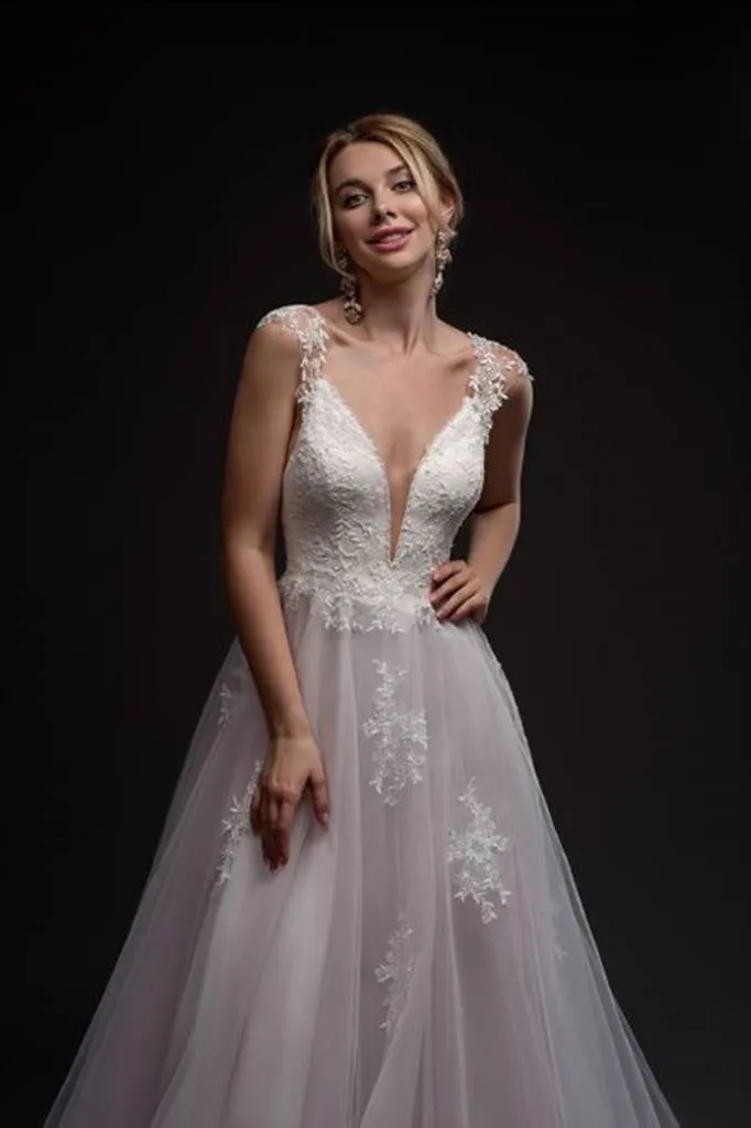 ---Tailored wedding dress dedicated to those who want a unique model, perfect for a wedding on the beach--