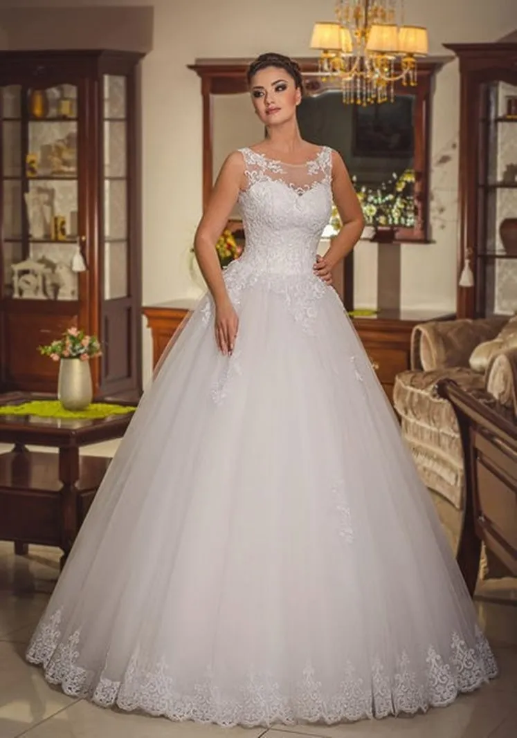 ---Wanted lowest price wedding dress 2021, made in tulle with lace and beaded decorations--