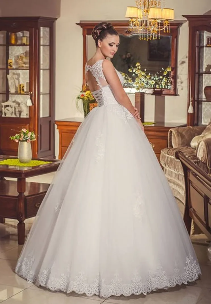 ---Wanted lowest price wedding dress 2021, made in tulle with lace and beaded decorations--